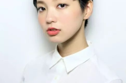中性短发胖妹时装,轻松藏肉，展现个性魅力