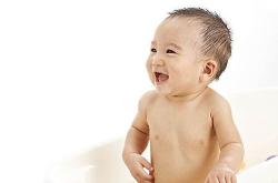 坐月子里能给宝宝天天洗澡吗,月子期间宝宝洗澡频率与注意事项