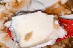 嗓子疼可以吃油条豆腐脑吗小孩,油条与豆腐脑的适宜度分析